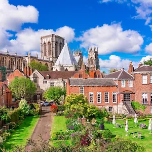 Modern In The Heart Of The City I Pass The Keys York